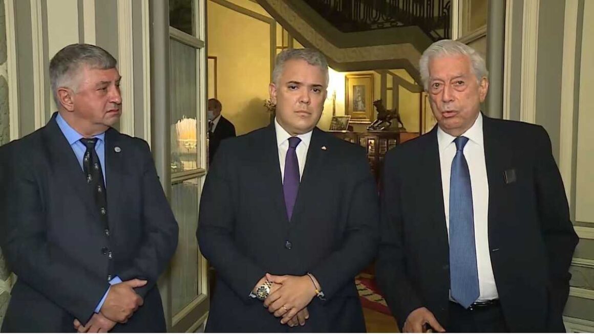“Colombia está haciendo bien las cosas”: Vargas Llosa