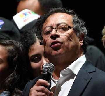 “Miel en los labios y ponzoña en el corazón”