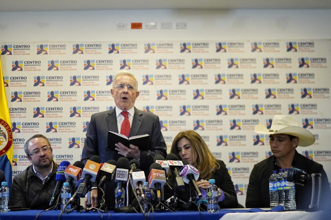 “Que no se vaya nadie del país, trabajemos”: Uribe