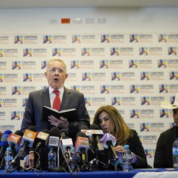 “Que no se vaya nadie del país, trabajemos”: Uribe